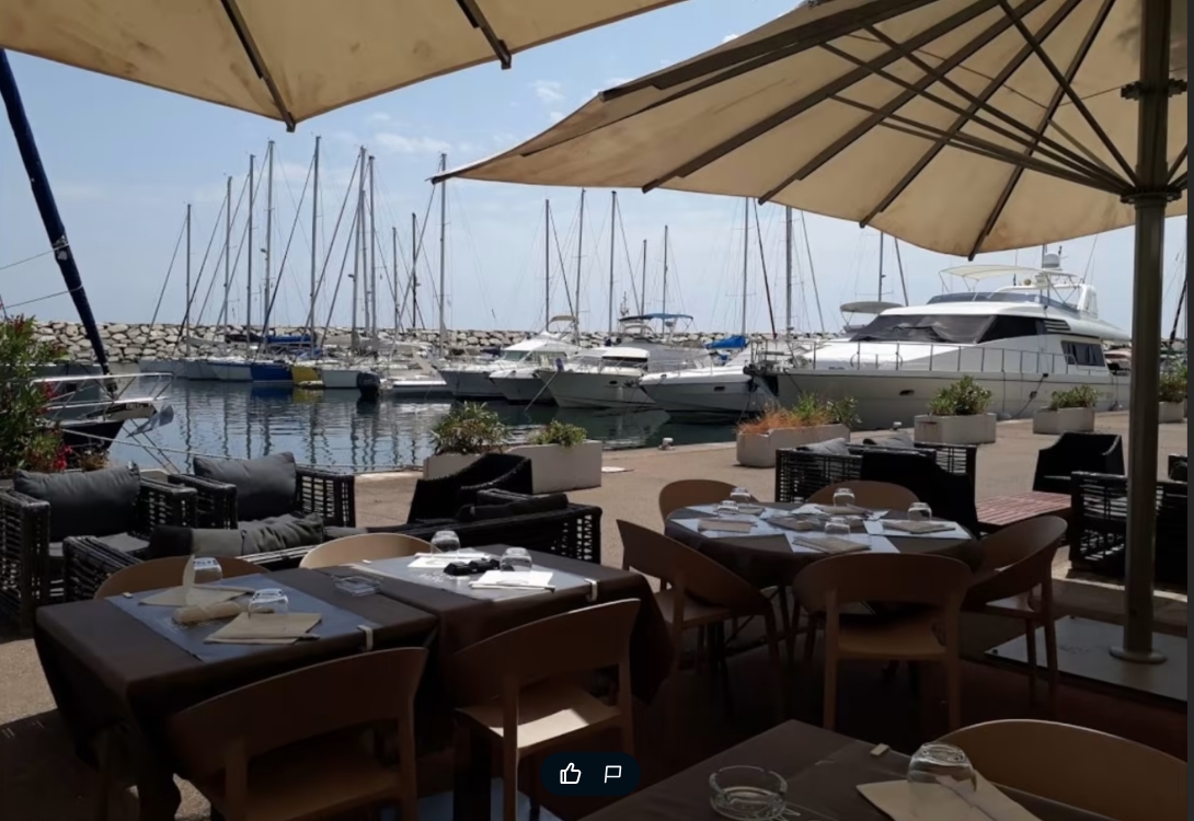 La terrasse face au port
