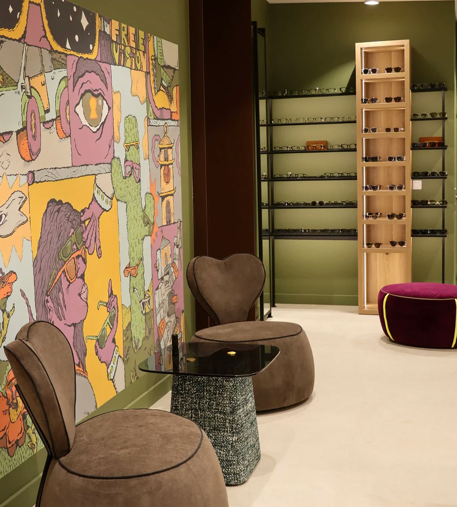 Le salon d'essayage, fresque pop et mur de montures