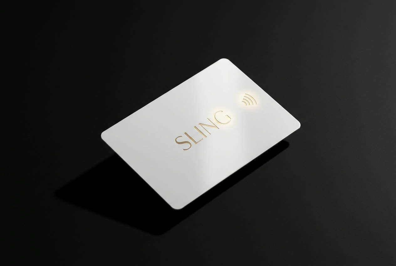 SLING Card Essentiel — PVC blanc satiné, scannée par un iPhone