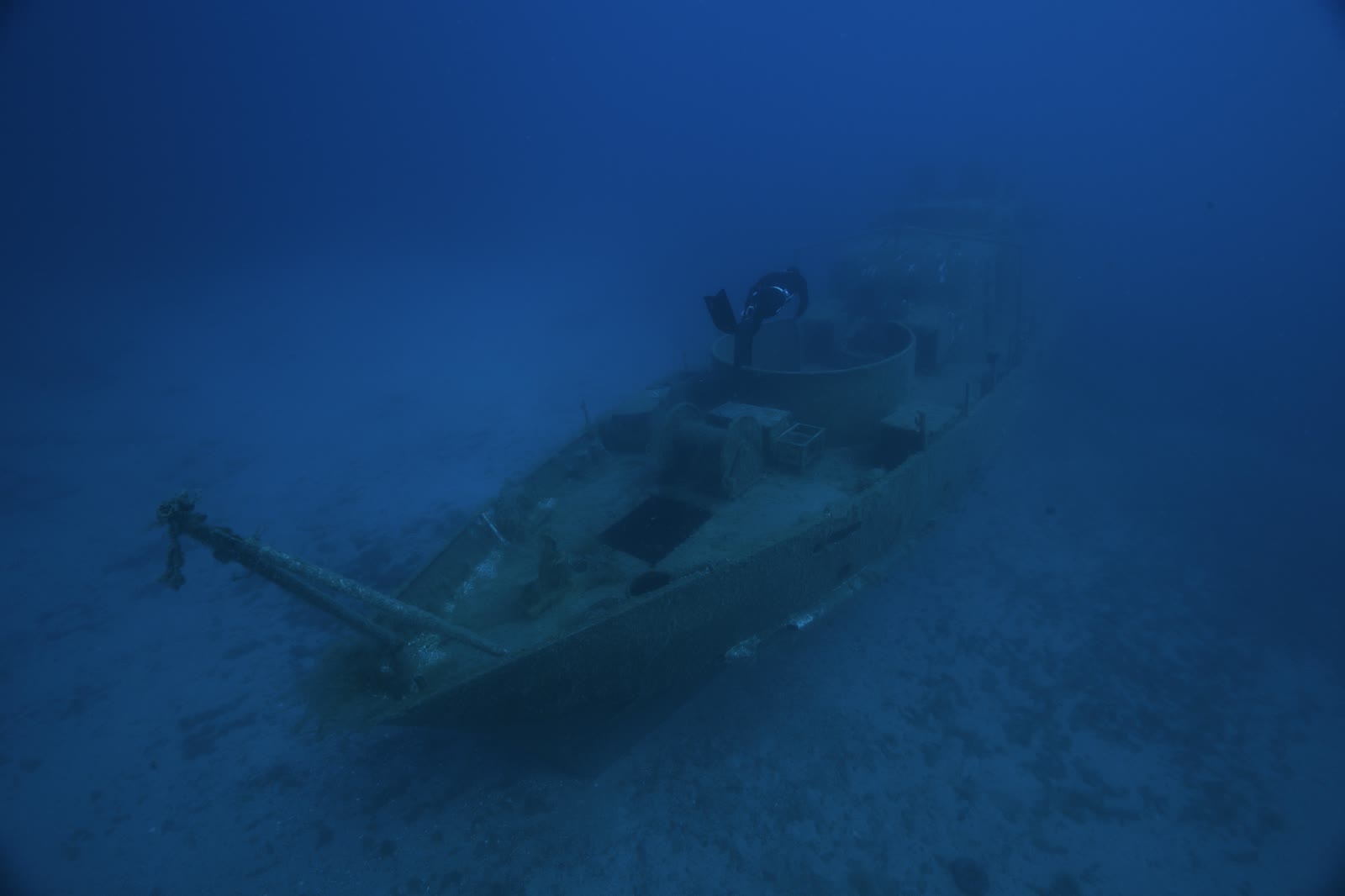 Apnéiste au-dessus d'une épave d'avion immergée