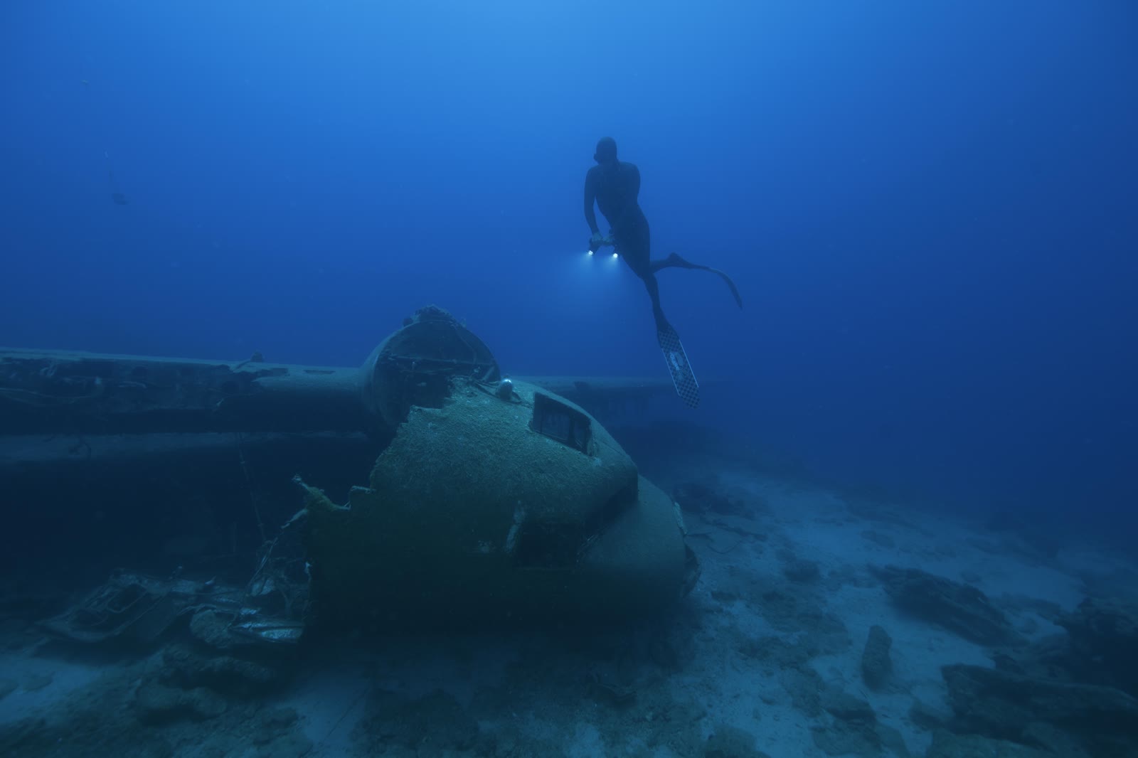Apnéiste explorant le cockpit de l'épave