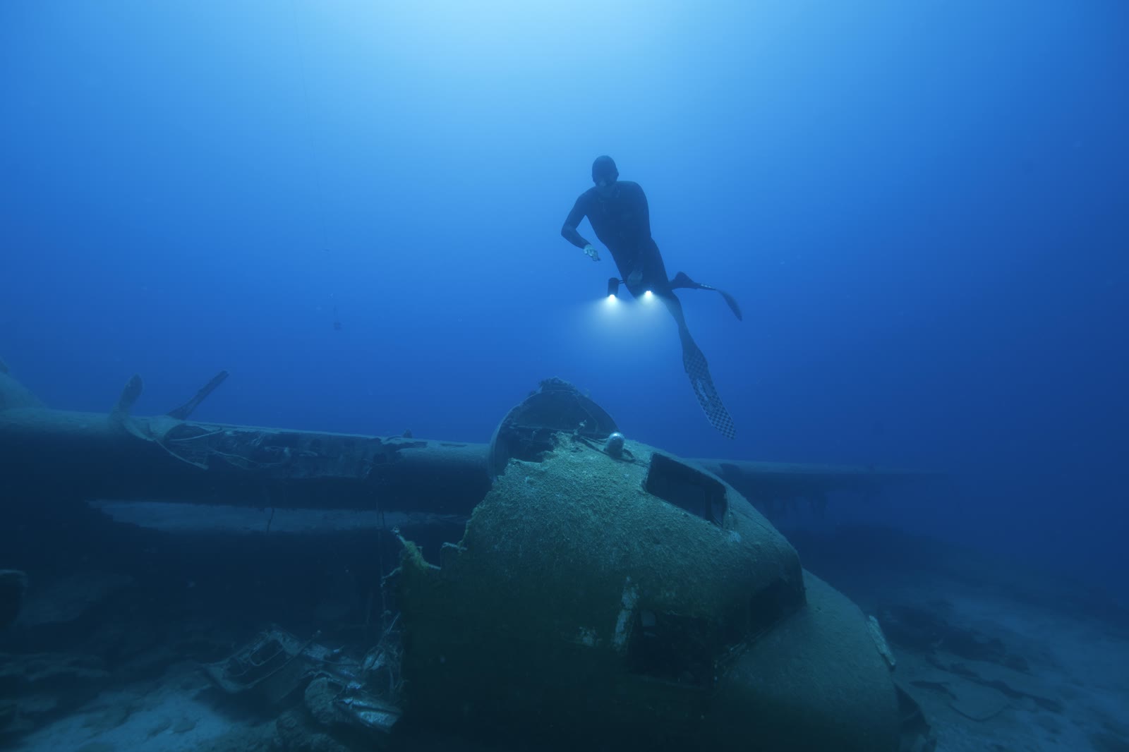 Apnéiste en silhouette dans le bleu profond